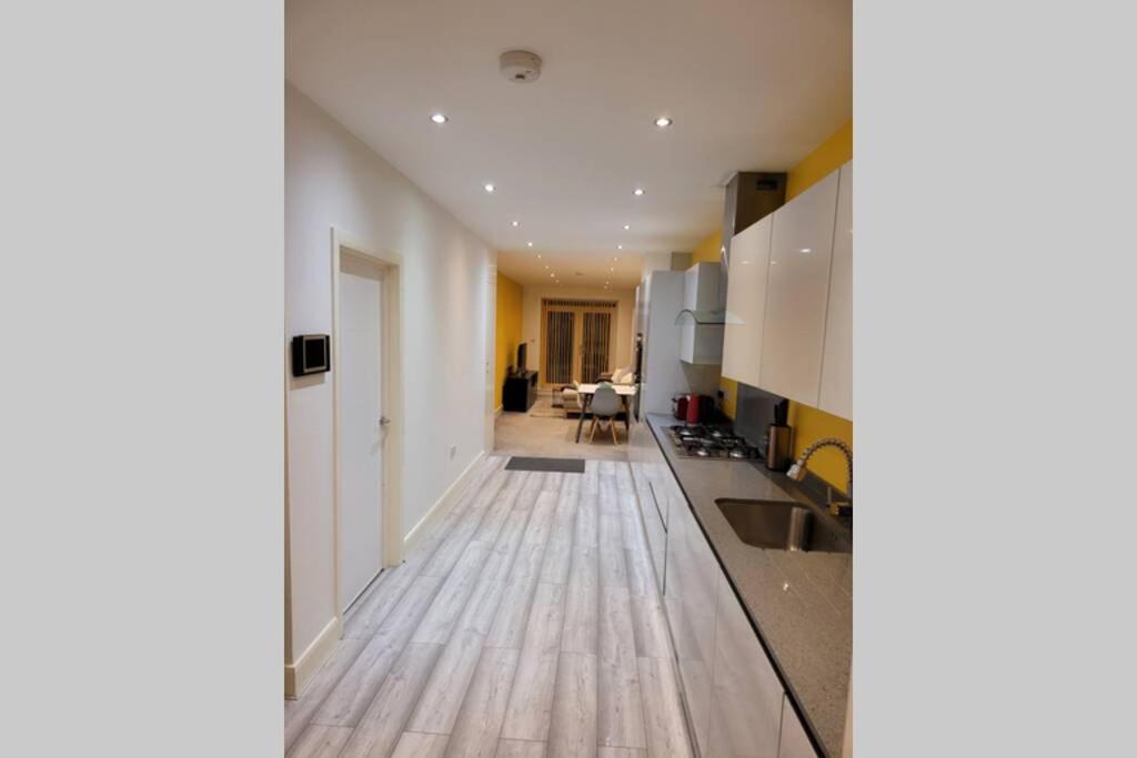 Contemporary 3 Bed Apartment In Hendon Central. 외부 사진